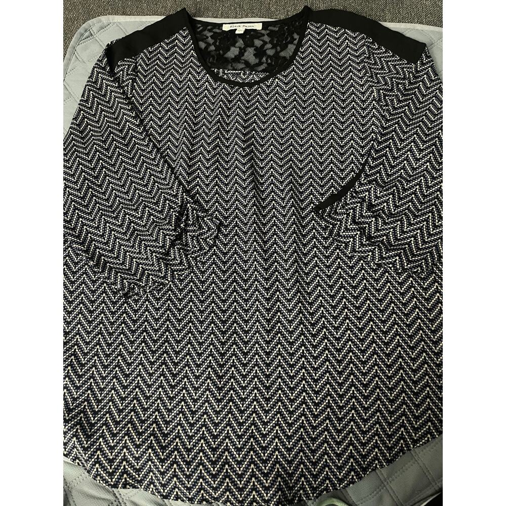 Geometric loose long sleeve top w solid stripe on sleeve w rear laced neck Lg